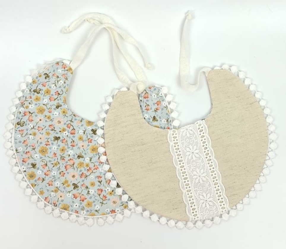 σαλιάρα βρεφική υφασμάτινη 2πλής όψης μπεζ και φλοράλ βεραμάν