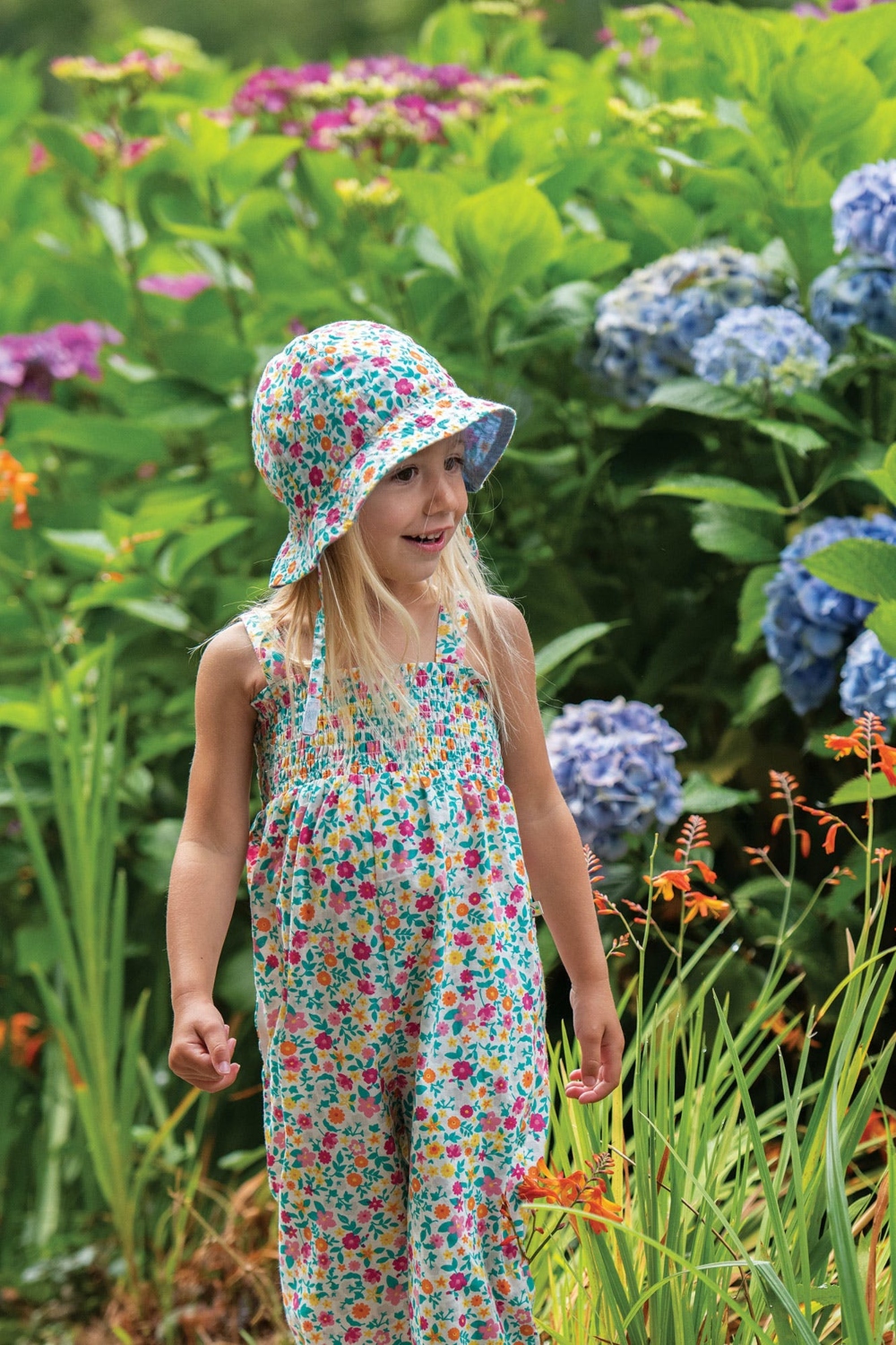 βρεφική ολόσωμη φόρμα και καπέλο floral από 100% οργανικό βαμβάκι Frugi