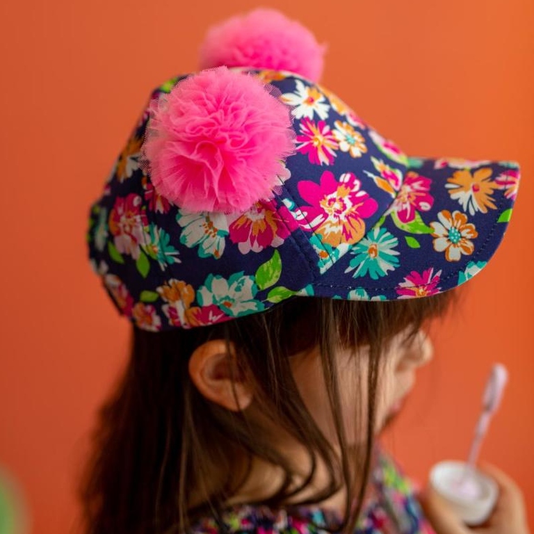 κοριτσίστικο floral καπέλο jockey με τούλινα pom pom (1)