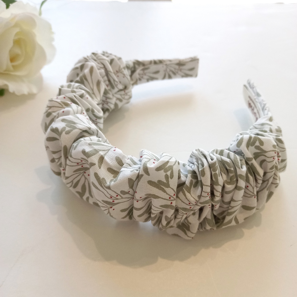 παιδική στέκα scrunchie λευκή με φύλλα ελιάς