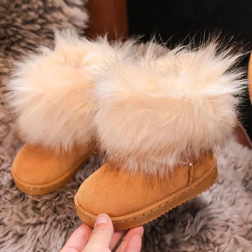 μποτάκι τύπου UGG με γούνα μέσα έξω