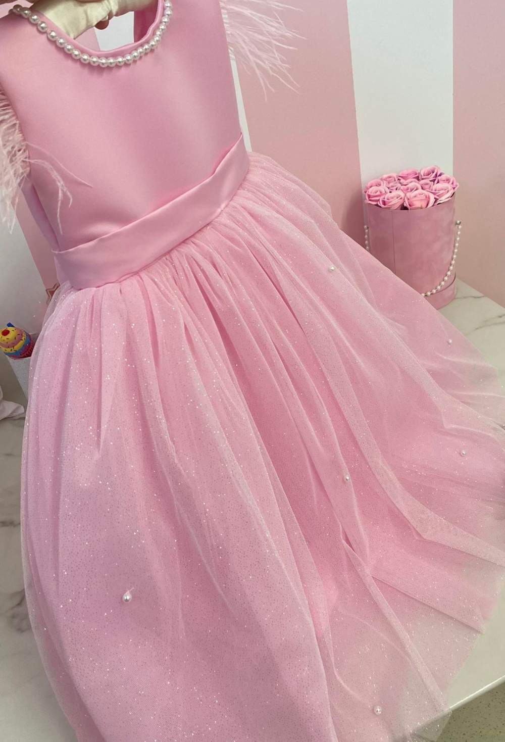 Χειροποίητο αμπιγέ glitter φόρεμα με πέρλες στην λαιμόκοψη και στο V με πούπουλα στους ώμους (1)