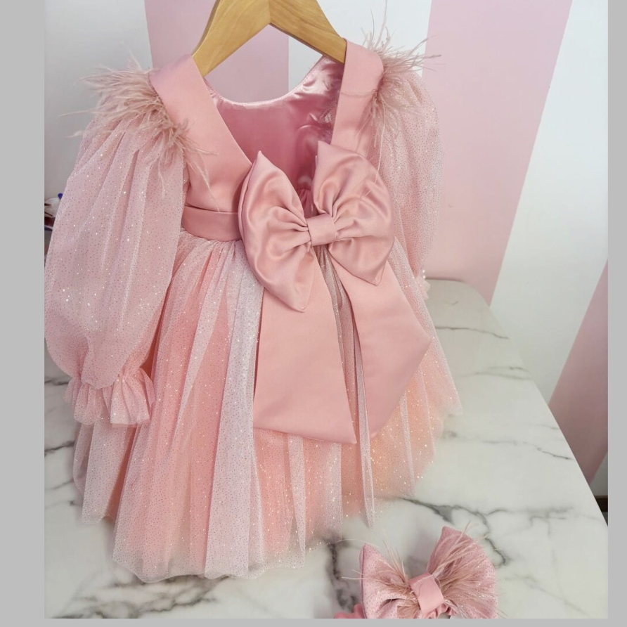 Χειροποίητο φόρεμα glitter με τούλινα μανίκια και πούπουλα στους ώμους
