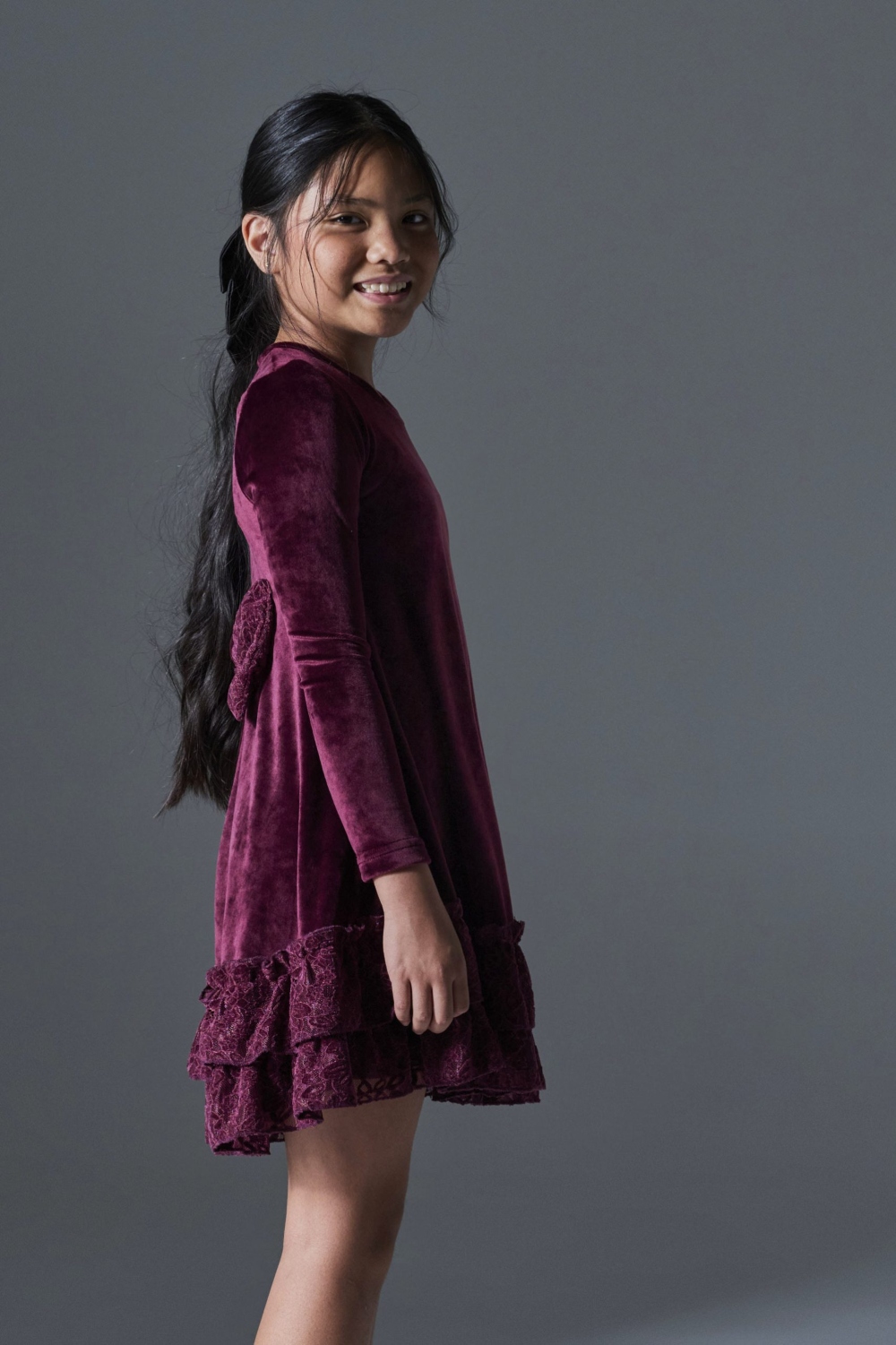 Βελούδινο φόρεμα μπορντό με βολάν δαντέλας 3 (1)